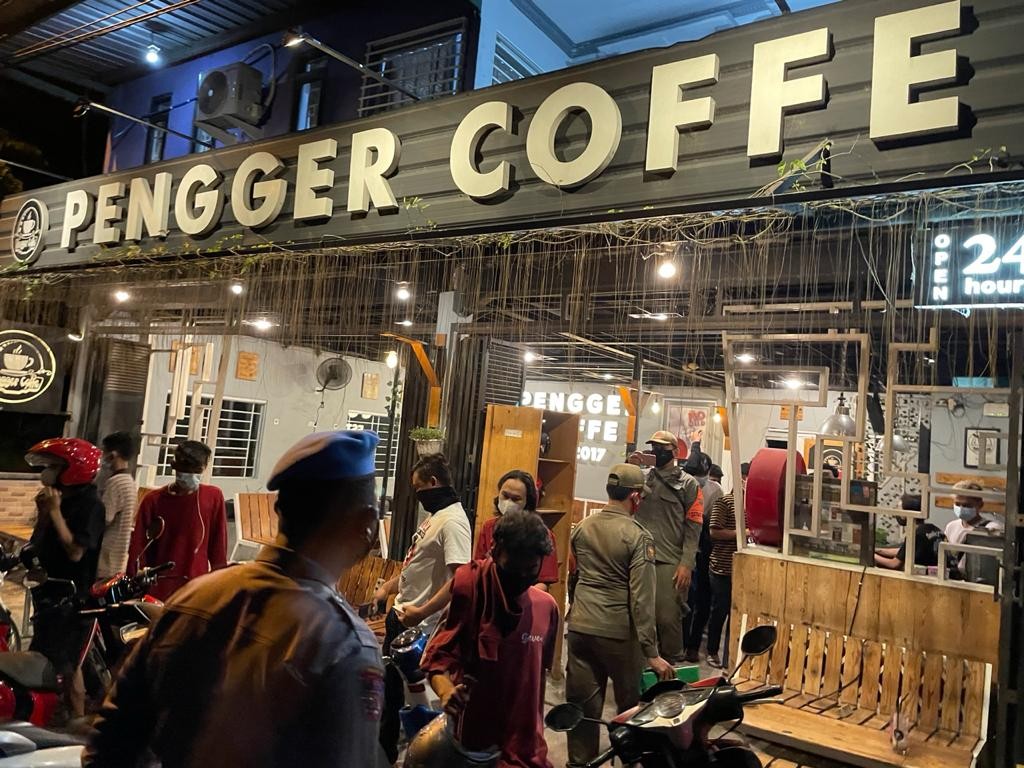 Salah satu kafe di Jombang saat didatangi petugas gabungan. (Foto: Istimewa)