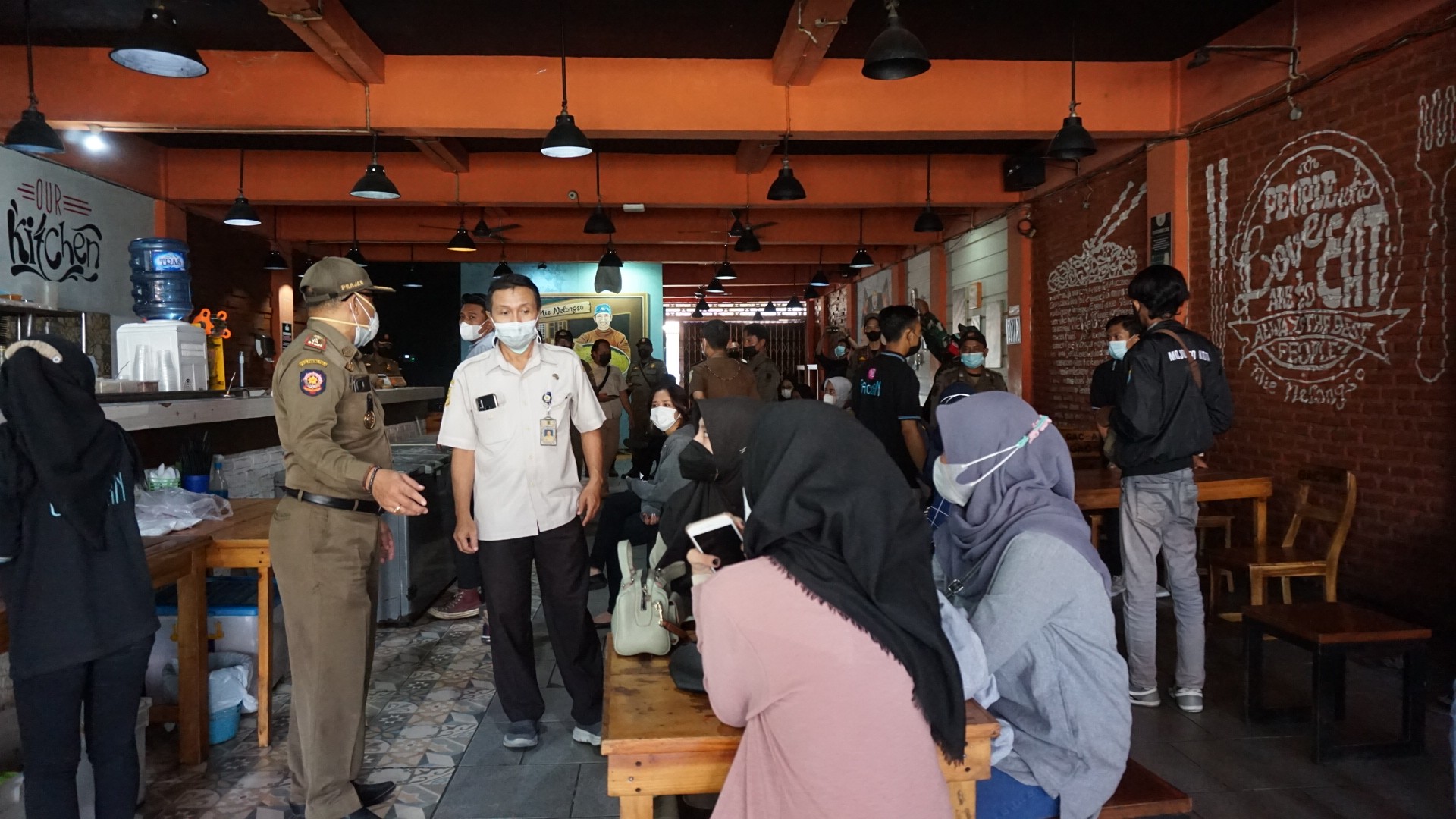 Satpol PP Kota Mojokerto saat meninjau rumah makan di Jalan Jendral Sudirman.(Foto: Deni Lukmantara/Ngopibareng)