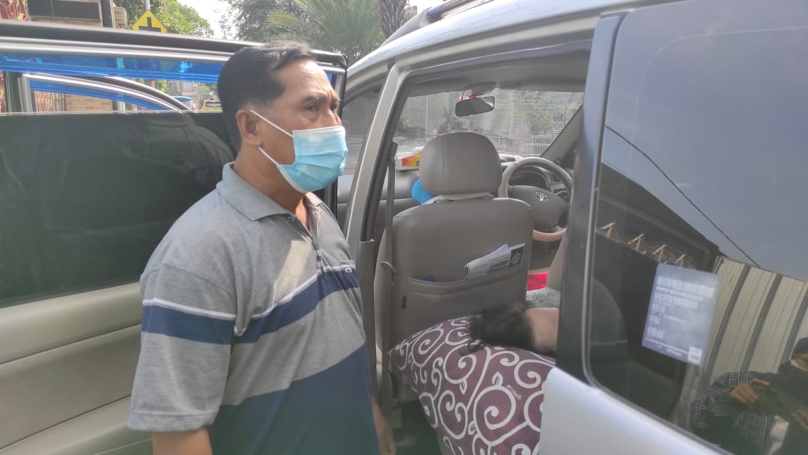 Warga Mojokerto saat mengantre oksigen untuk pasien sakit dalam mobil.(Foto: Deni Lukmantara/Ngopibareng)
