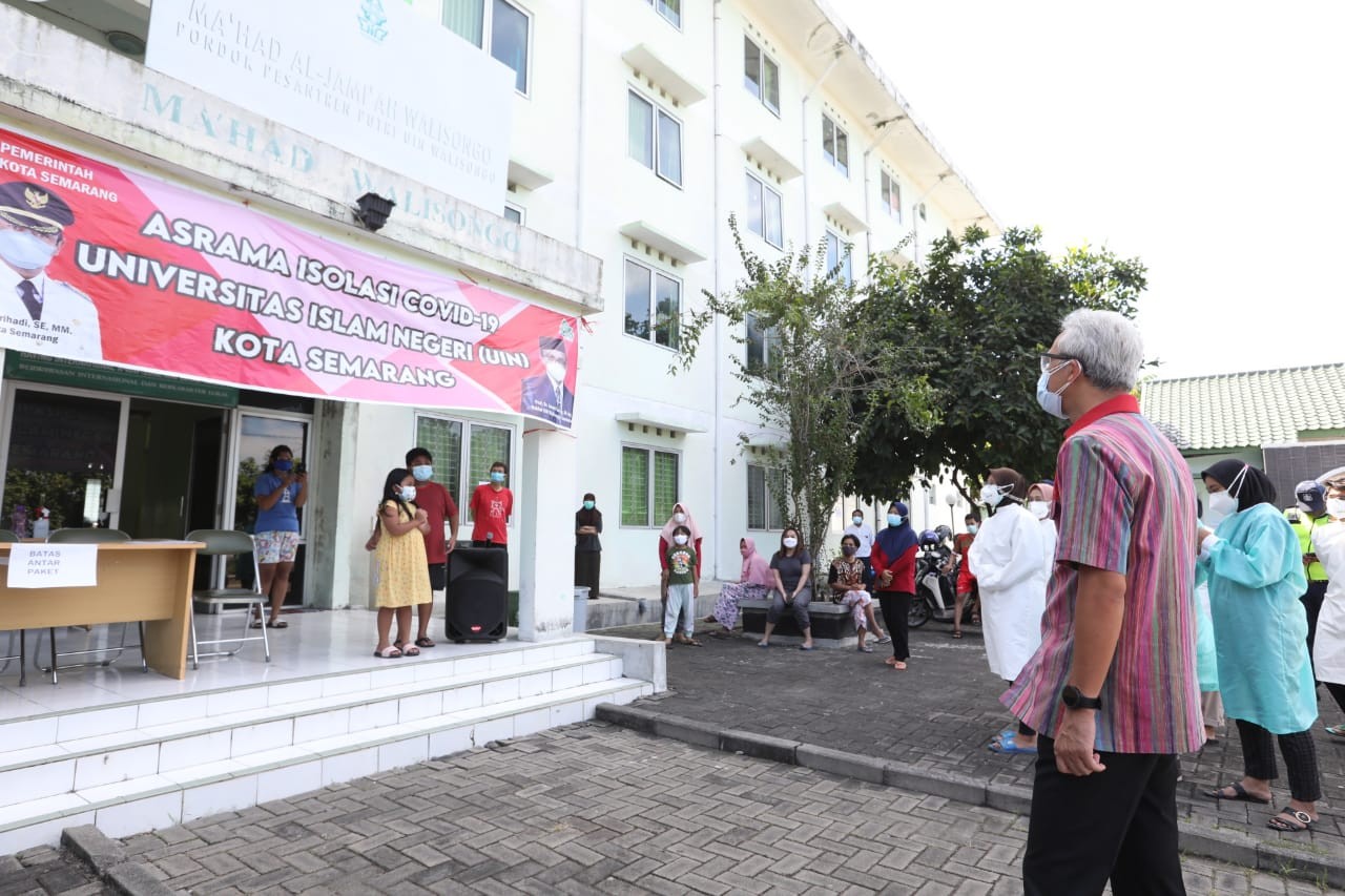 Gubernur Jawa Tengah, Ganjar Pranowo berkunjung ke Asrama Isolasi Universitas Islam Negeri (UIN) Walisongo, Semarang. (Foto: Istimewa)