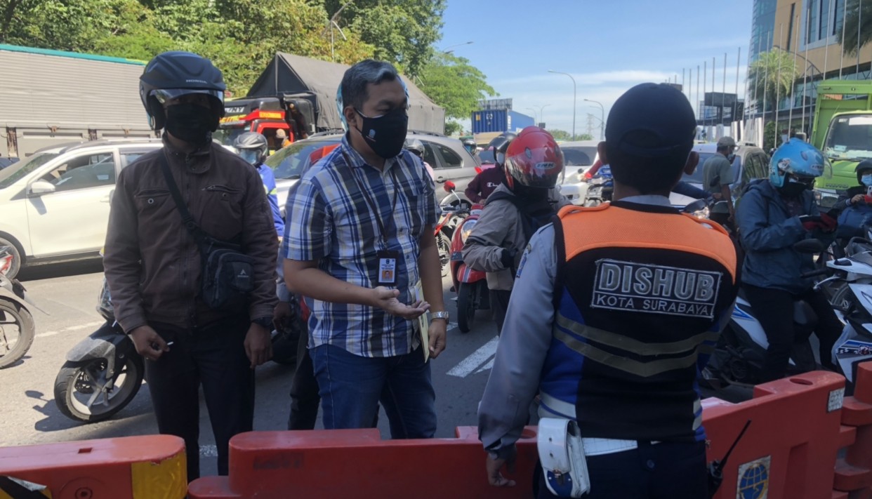 Petugas Dishub Kota Surabaya, saat memberi penjelasan ke pengendara di Bundara Waru (Foto: Andhi Dwi/Ngopibareng.id)
