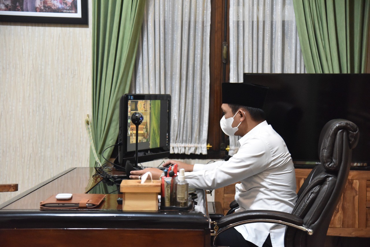 Cak Thoriq, Bupati Lumajang saat mengikuti doa bersama secara online di ruang kerjanya. (Foto: Dok. Humas Kominfo Lumajang)