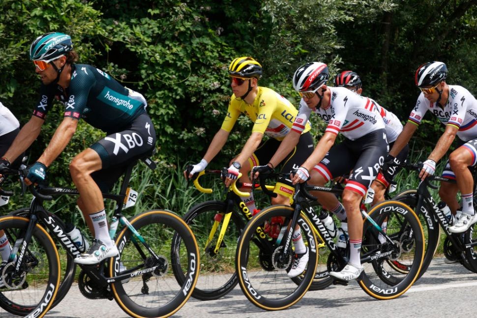 Tadej Pogacar (UAE Team Emirates) masih mengenakan yellow jersey usai etape 10. (Foto: Istimewa)