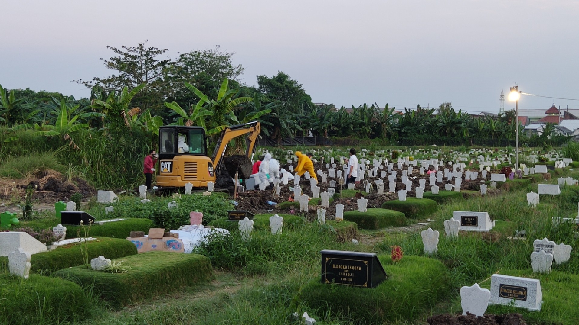 Pemakaman jenazah Covid-19 di TPU Babat Jerawat, Surabaya. (Foto: Fariz Yarbo/Ngopibareng.id)