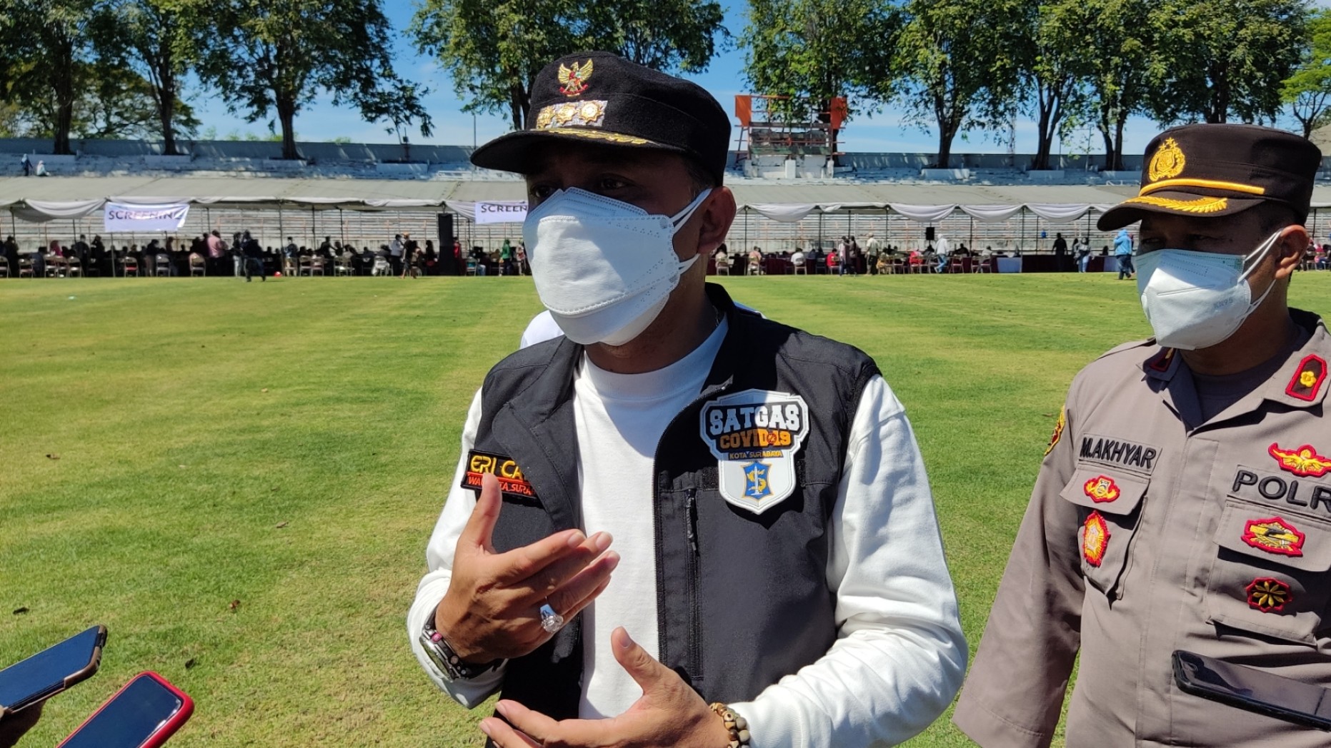 Walikota Surabaya, Eri Cahyadi memberikan keterangan pada wartawan di sela meninjau vaksinasi massal di Stadion Gelora 10 November, Surabaya, Rabu 7 Juli 2021. (Foto: Fariz Yarbo/Ngopibareng.id)
