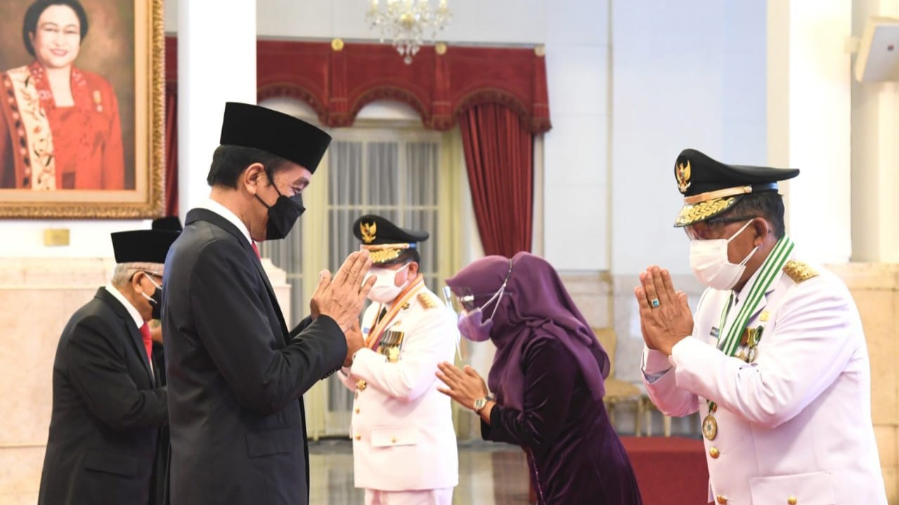 Pasangan Gubernur dan Wakil Gubernur Al Haris dan Abdullah Sani menerima ucapan selamat dari Presiden Jokowi, Rabu 7 Juli 2021. (Foto: Setpres)