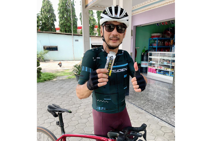 Strive Sport Nutritions meluncurkan produk terbarunya, Strive Energy Gel yang langsung dicoba oleh Rudy Rustanto, cyclist asal Cepu. (Foto: Istimewa)