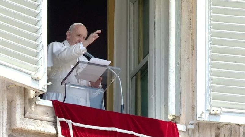 Paus Fransiskus melambai ke kerumunan di Vatikan tak lama sebelum ia dibawa ke rumah sakit pada Minggu 5 Juli 2021. (Foto: Vatikan)