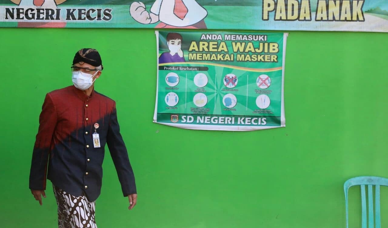 Gubernur Jawa Tengah Ganjar Pranowo melihat isolasi mandiri yang dilakukan puluhan warga Desa Kecis dampak klaster hajatan. (Foto: Ist)
