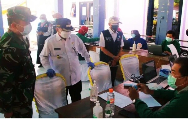 Ketua Satgas Covid-19 Situbondo Karna Suswandi (tengah) meninjau vaksinasi di Desa Curah Tatal, Kecamatan Arjasa.(foto: humas pemkab for ngopibareng.id).