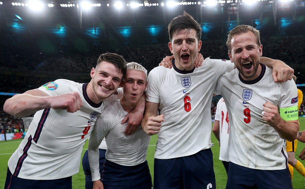 Para penggawa Inggris merayakan kemenangan mereka atas Denmark di semifinal Euro 2020, Kamis 8 Juli 2021. (Foto: Twitter/@EURO2020)
