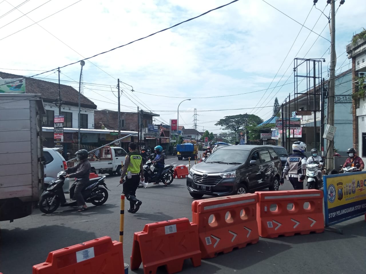 Penyekatan kendaraan di pertigaan Pendem, perbatasan Kota Batu dan Kota Malang, Jawa Timur. (Foto: Lalu Theo/Ngopibareng.id)