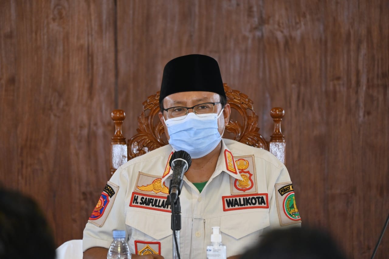 Walikota Pasuruan Saifullah Yusuf saat mengumumkan imbauan bagi warga shalat Jumat di rumah. (Foto: Istimewa)