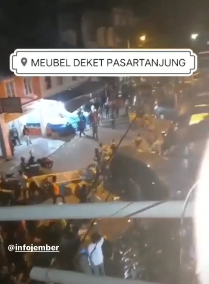 Tangkapan layar video bentrok pedagang vs petugas di Pasar Tanjung, Jember, Jawa Timur. (Foto: Facebook)