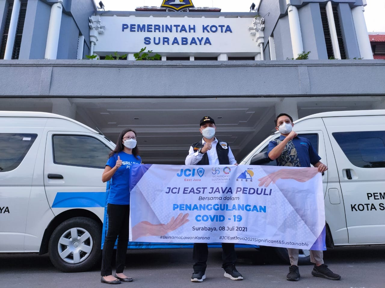 Walikota Surabaya, Eri Cahyadi menerima bantuan dari JCI East Java di Balai Kota, Surabaya. (Foto: istimewa)