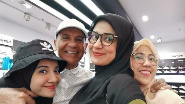 Aktor senior Mark Sungkar bersama istri mudanya dan kedua putri, Zaskia dan Shireen Sungkar. (Foto: Instagram)
