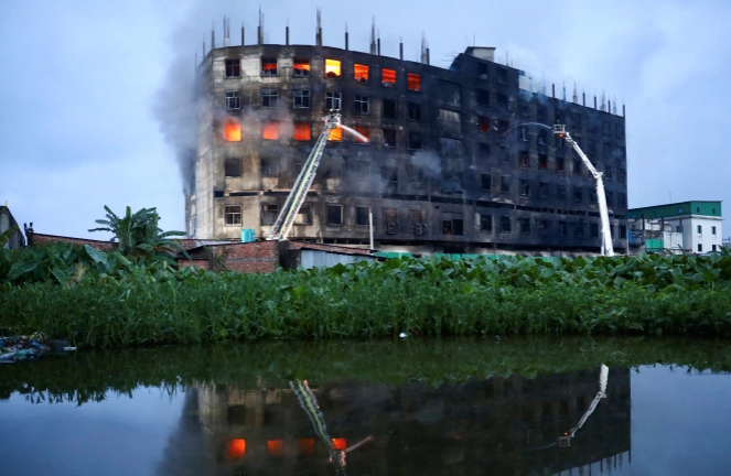 Kebakaran yang terjadi di sebuah pabrik di Bangladesh, 52 orang meninggal. (Foto: Al Jazeera)