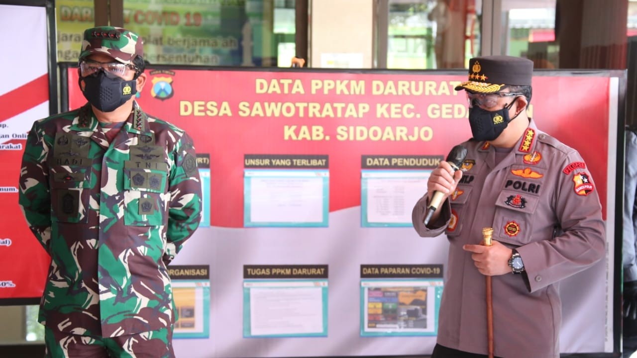 Panglima TNI, Marsekal Hadi Tjahjanto bersama Kapolri Jenderal Polisi Listyo Sigit Prabowo ketika meninjau Posko PPKM di Balai Desa Sawotratap, Sidoarjo, Jumat 9 Juli 2021. (Foto: istimewa)