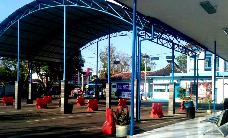 Terminal Bus Bondowoso tidak terlihat bus parkir dan penumpang selama penerapan PPKM Darurat Covid-19 sejak 3 Juli 2021. (Foto: Guido Saphan/Ngopibareng.id)