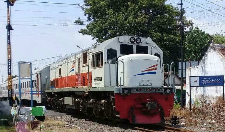 Sebuah kereta api bertolak dari Stasiun Probolinggo. Semasa PPKM Darurat jumlah penumpang turun drastis. (Foto: Ikhsan Mahmudi/Ngopibareng.id)