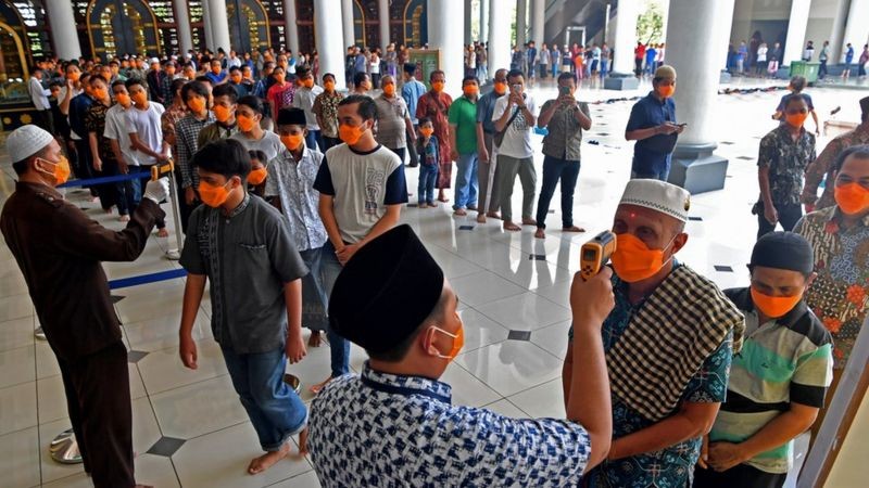 Sebelum masuk masjid, seperti dilakukan di Masjid Al-Akbar Surabaya, jamaah Salat Jumat diperiksa dulu sesuai Protokol Kesehatan. (Foto: Istimewa)