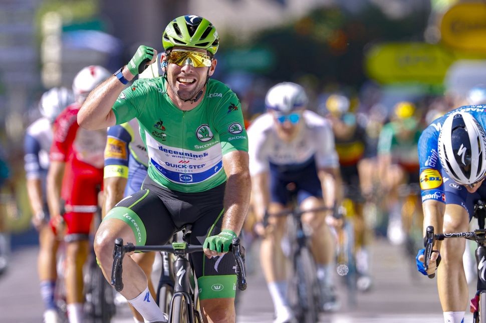 Mark Cavendish (Deceuninck-Quickstep) memenangkan Tour de France etape 13 menyamai rekor  Eddy Merckx, 34 kali menang TdF sepanjang karier balap. (Foto: ist)