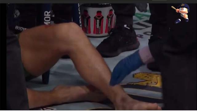 Tim kesehatan memegang tungkai kaki Conor McGregor yang patah. Pertandingan dimenangkan Dustin Poirier dengan TKO. (Foto:Youtube)