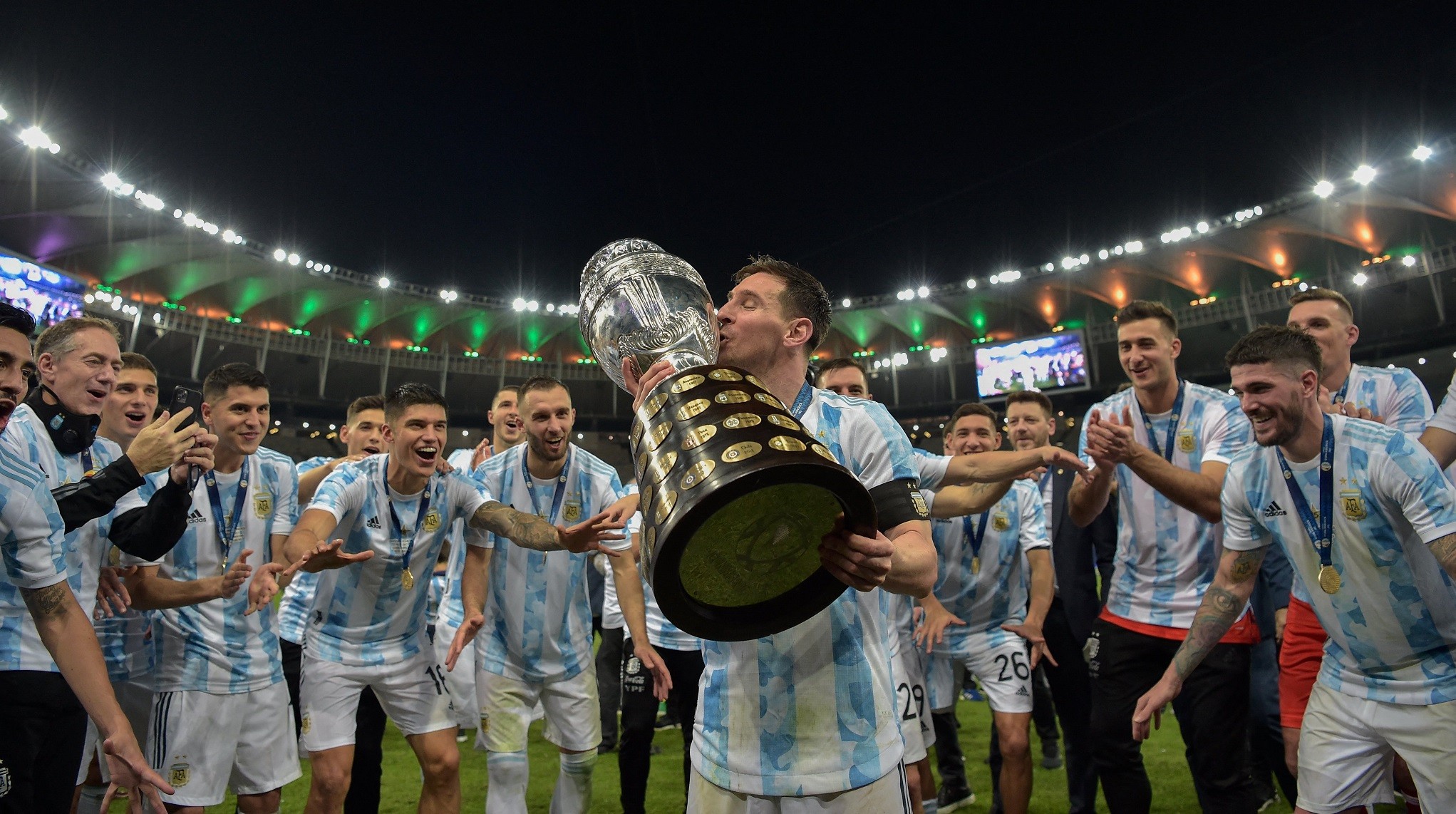 Para pemain Timnas Argentina merayakan juara Copa America 2021. (Foto: Twitter/@CopaAmerica)