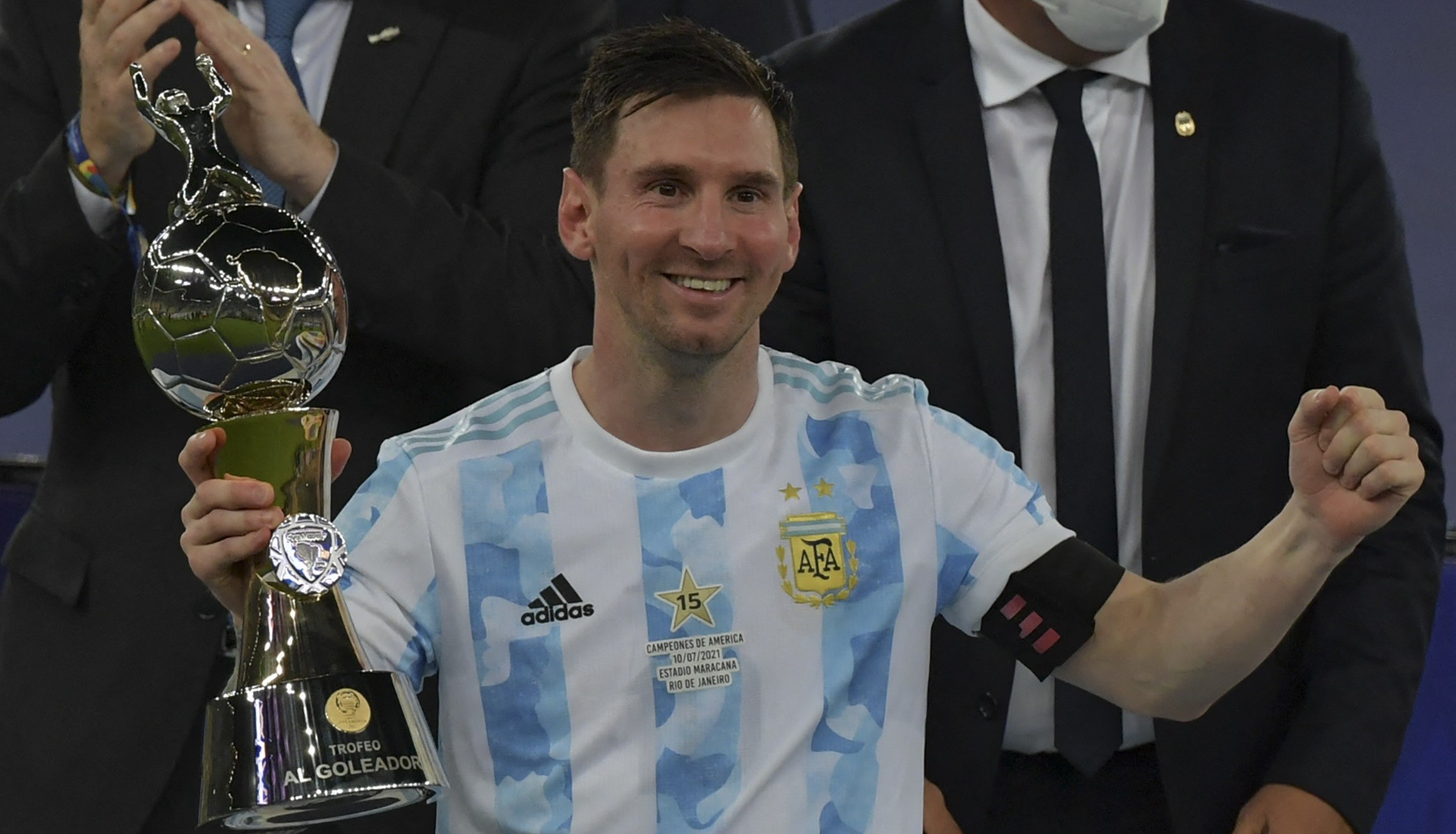 Lionel Messi dengan trofi top skor Copa America 2021. (Foto: Twitter/@CopaAmerica)