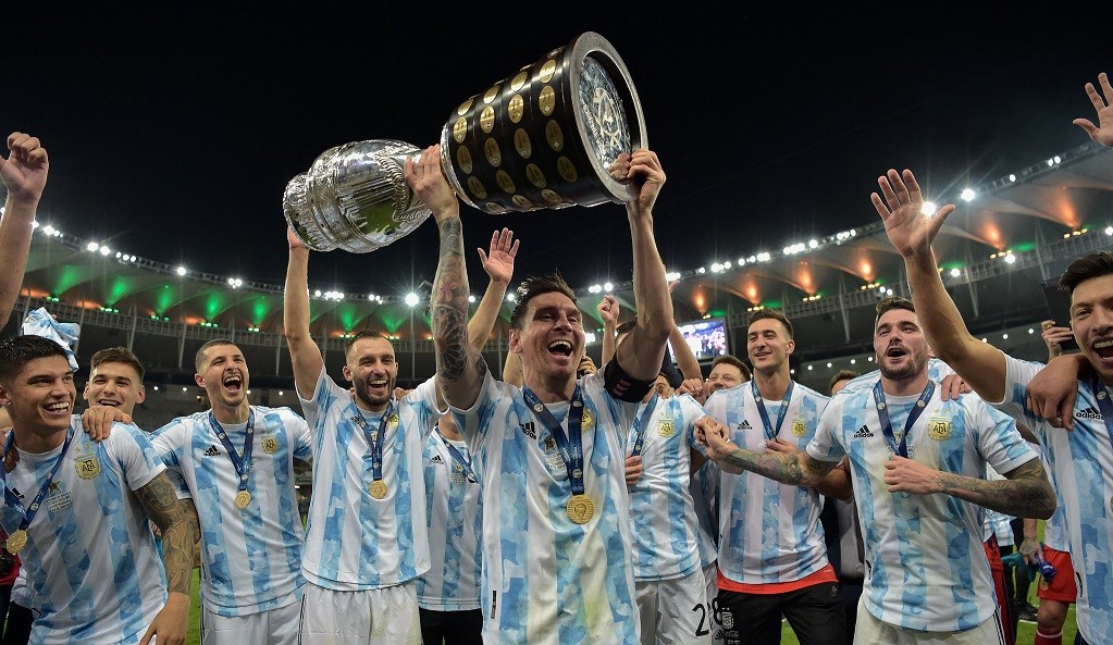 Lionel Messi mengangkat trofi Copa America 2021 usai membawa Argentina mengalahkan Brasil 1-0 di laga final. (Foto: Twitter/@CopaAmerica)