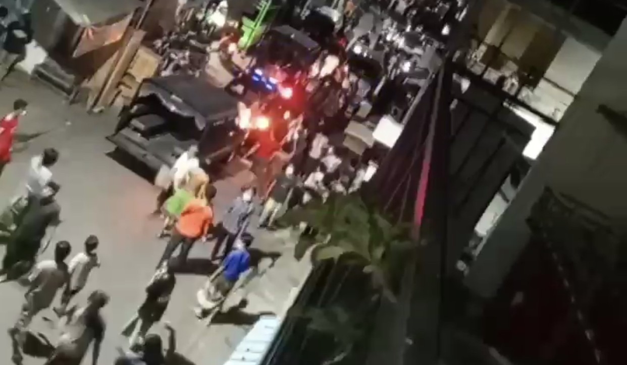 Potongan video yang memperlihatkan kerusuhan saat Operasi PPKM darurat di wilayah Kenjeran, Surabaya. (Foto: Istimewa)