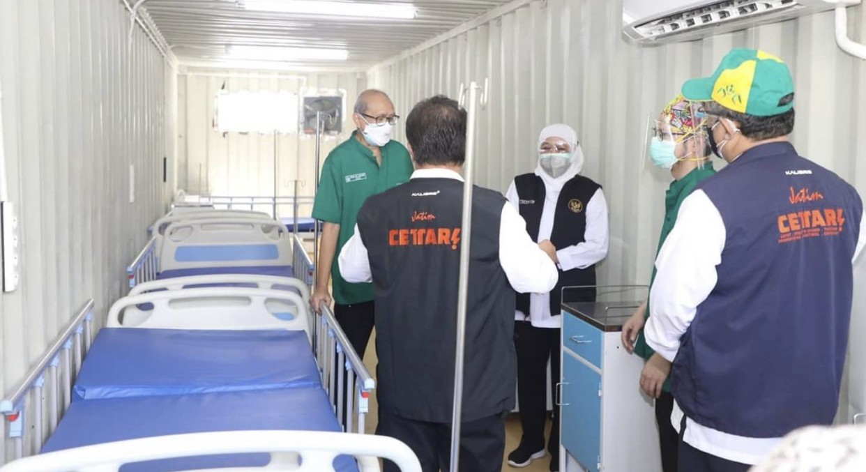 Gubernur Jawa Timur (Jatim), Khofifah Indar Parawansa meninjau ruang perawatan pasien Covid-19 menggunakan kontainer di RSUD Dr Soetomo. (Foto: Istimewa)