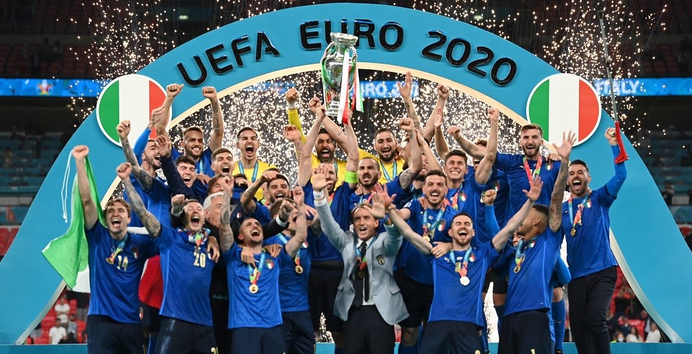 Para penggawa Italia dan pelatih Roberto Mancini melakukan selebrasi juara. (Foto: Twitter/@EURO2020)