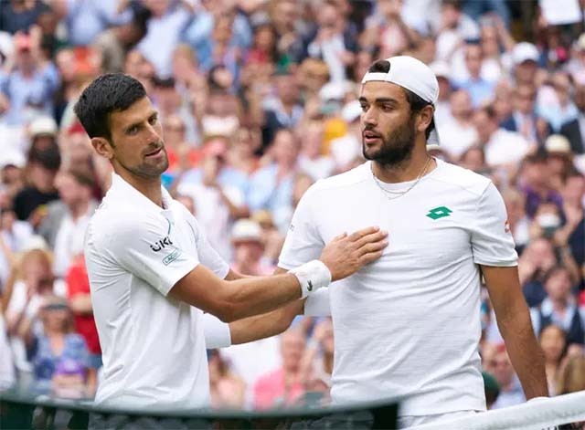  Novak Djokovic (kiri) usai mengalahkan lawannya Matteo Berrettini  (kanan) dalam final tunggal putra Wimbledon Minggu kemarin.  (Foto: Peter van den Berg/USA TODAY Sports)