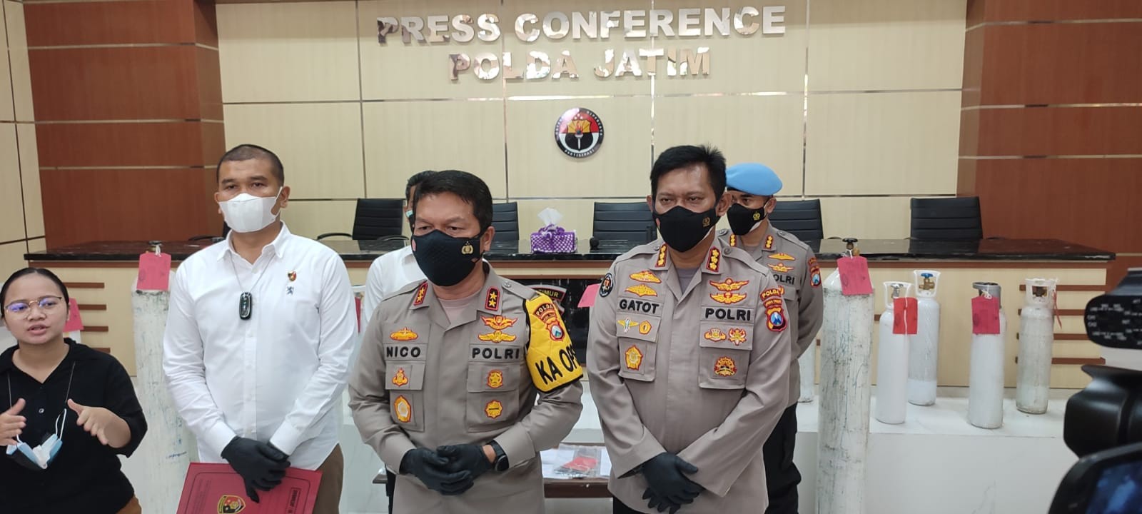 Kapolda Jatim, Irjen Pol Nico Afinta Karo-Karo memberikan keterangan terkait kasus penjualan oksigen di atas HET di Mapolda Jatim, Surabaya, Senin 12 Juli 2021.