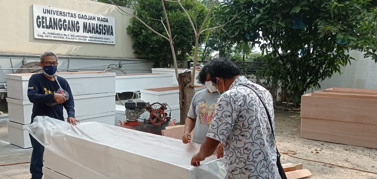 Relawan sedang membuat peti mati di Jogja.