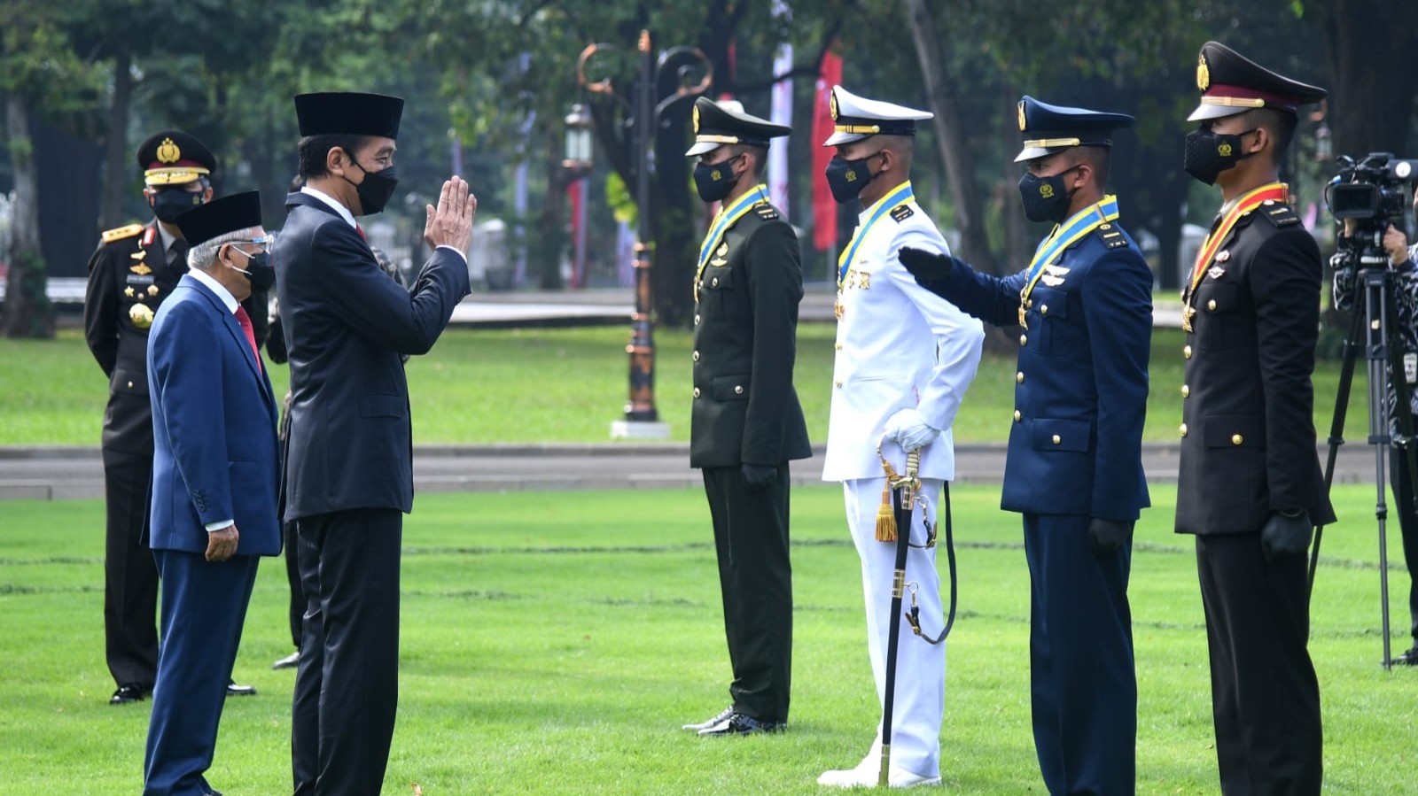 Presiden Jokowi memberi ucapan selamat kepada empat per perwira baru TNI-Polri peraih Adhi Makaya. (Foto: Setpres)