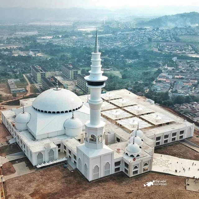 Masjid Sultan Mahmud Riayat Syah di Batam, Pronvinsi Kepri, menjadi tujuan wisata religi. (Fot: Istimewa)