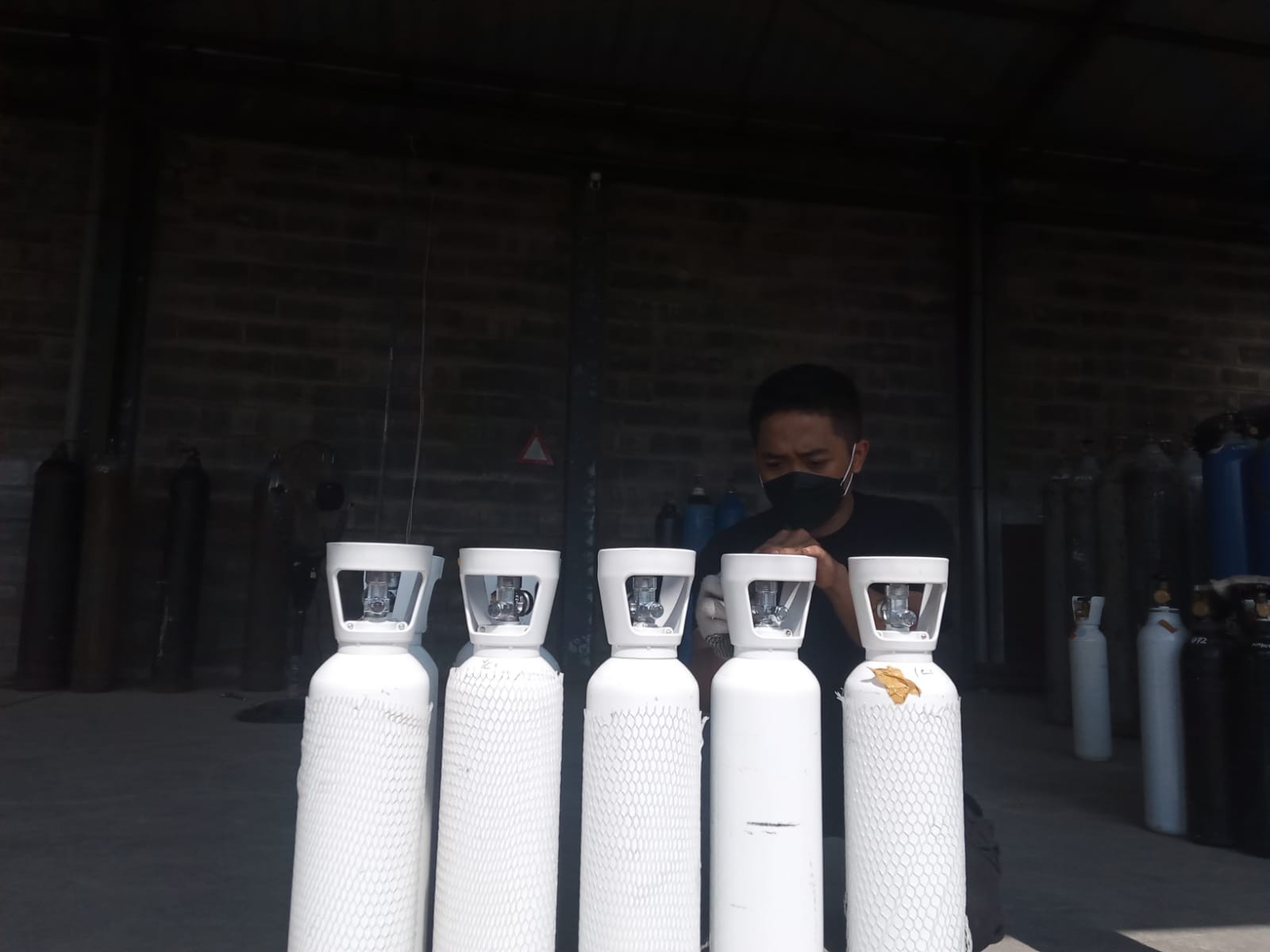 Pengisian ulang tabung oksigen ukuran 1 meter kubik (Foto: Lalu Theo/ngopibareng.id)