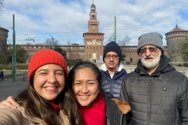 Keluarga Dewi Irawan (kedua kiri) di Italia. (Foto: Instagram)