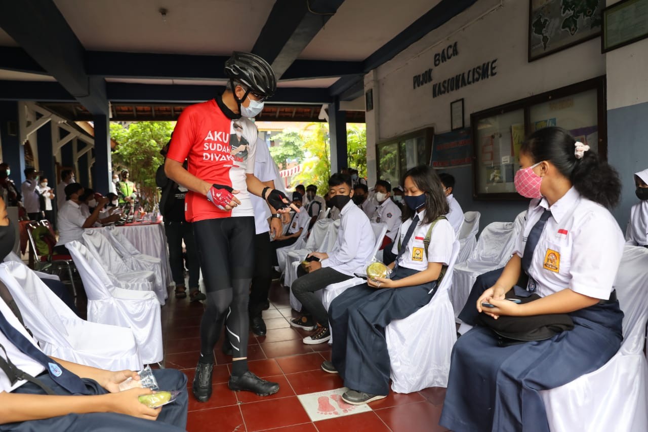Gubernur Jawa Tengah, Ganjar Pranowo saat meninjau langsung pelaksanaan vaksinasi pelajar di SMP 3 Semarang. (Foto: Istimewa)