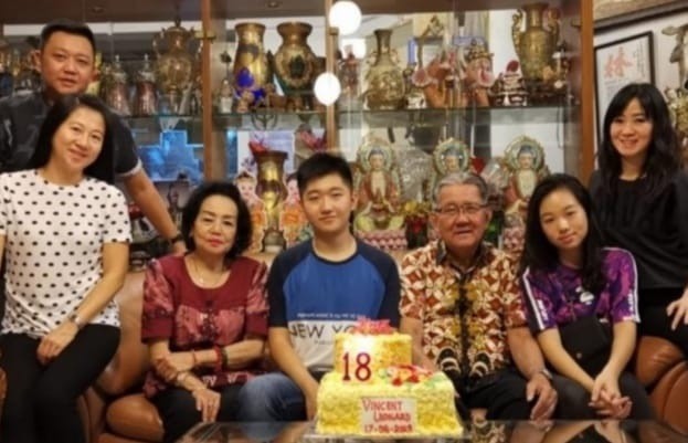 Liem Ou Yen dan keluarganya.