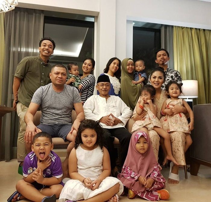 Krisdayanti bersama keluarga dan mendiang sang ayah, Trenggono. (Foto: Instagram)