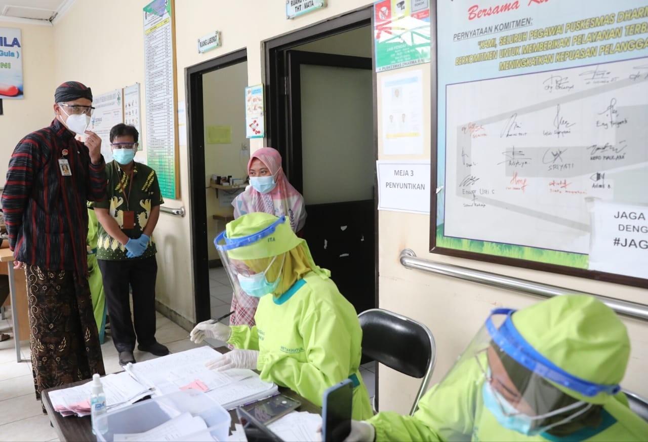 Gubernur Jawa Tengah Ganjar Pranowo cek vaksinasi di Temanggung