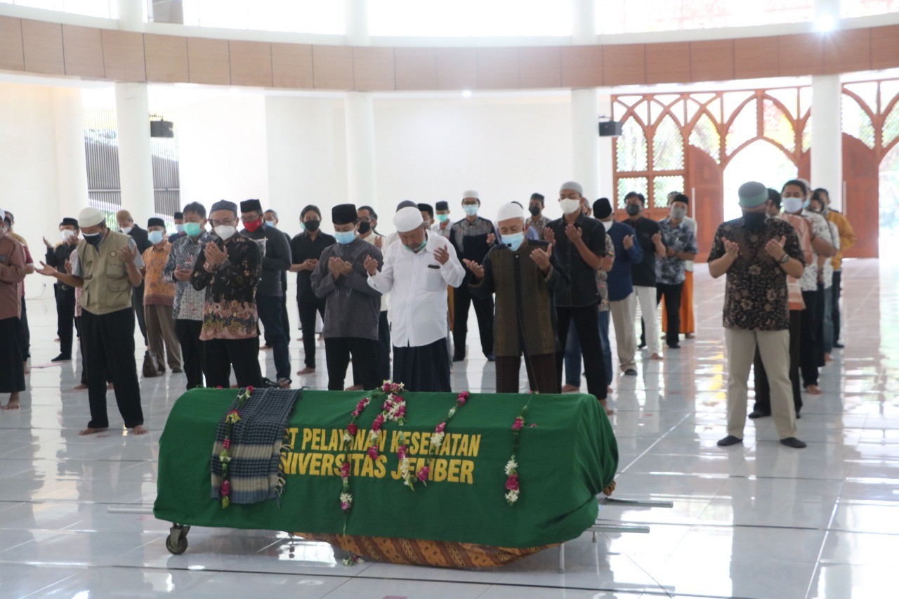 Salat jenazah Abdul Majid di Masjid Al Hikmah Universitas Jember, Jawa Timur. (Foto: Istimewa/Ngopibareng.id)