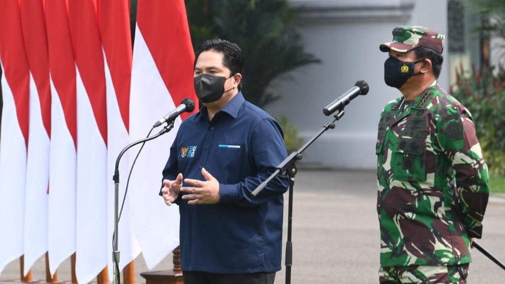 Menteri BUMN Erick Thohir bersama Panglima TNI Marsekal Hadi Tjahjanto. (Foto: Setpres)