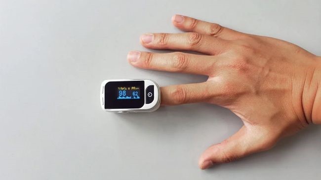 Ilustrasi pemakaian Oximeter di jari tangan. (Foto: Istimewa)