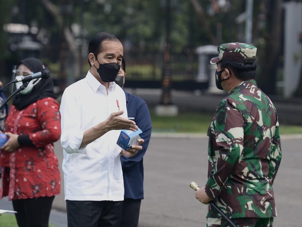 Presiden Joko Widodo intruksikan Panglima TNI TNI Marsekal Hadi Tjahjanto untuk amankan distribusi obat isoman gratis. (Foto: Setpres)
