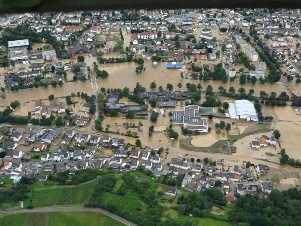 Banjir bandang yang dahsyat terjadi di Jerman, cukup menjadikan pusing para pejabat di negeri itu. (Foto: The Guardian)