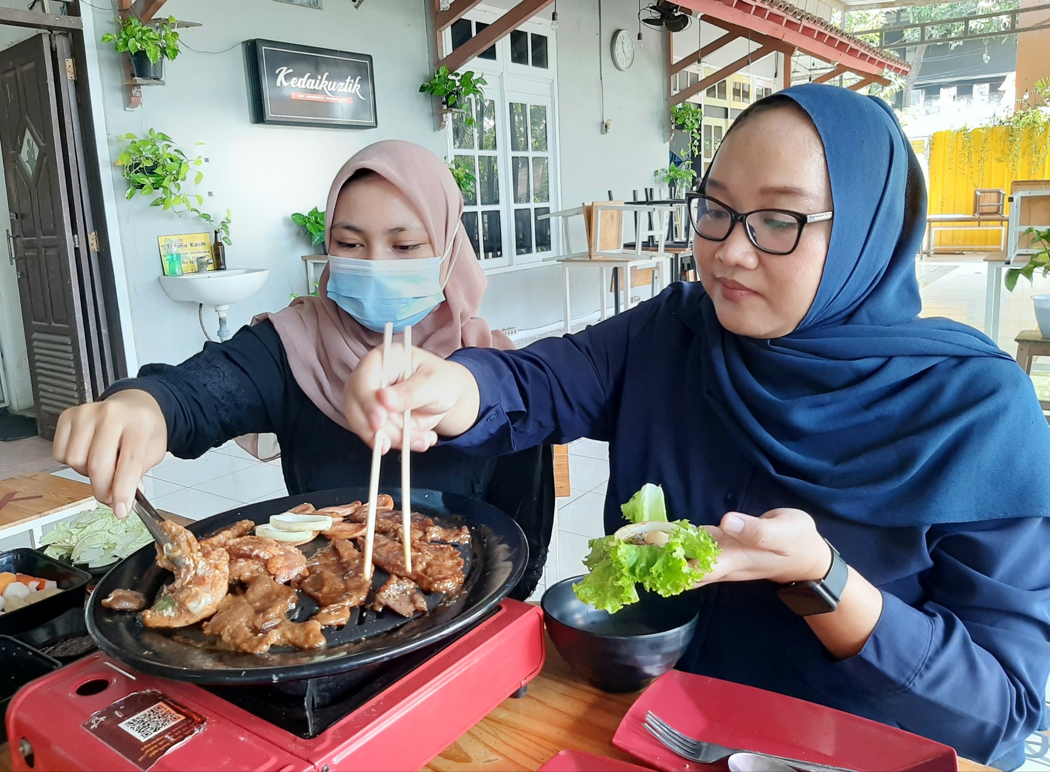 Ajeng Nur Anisa saat menyantap hidangan barbeque yang bisa dijadikan alternatif merayakan Idul Adha bersama keluarga. (Foto: Pita Sari/Ngopibareng.id)